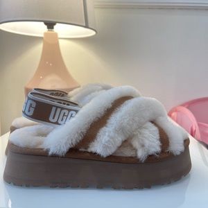 UGG Disco Cross Slide in Chestnut